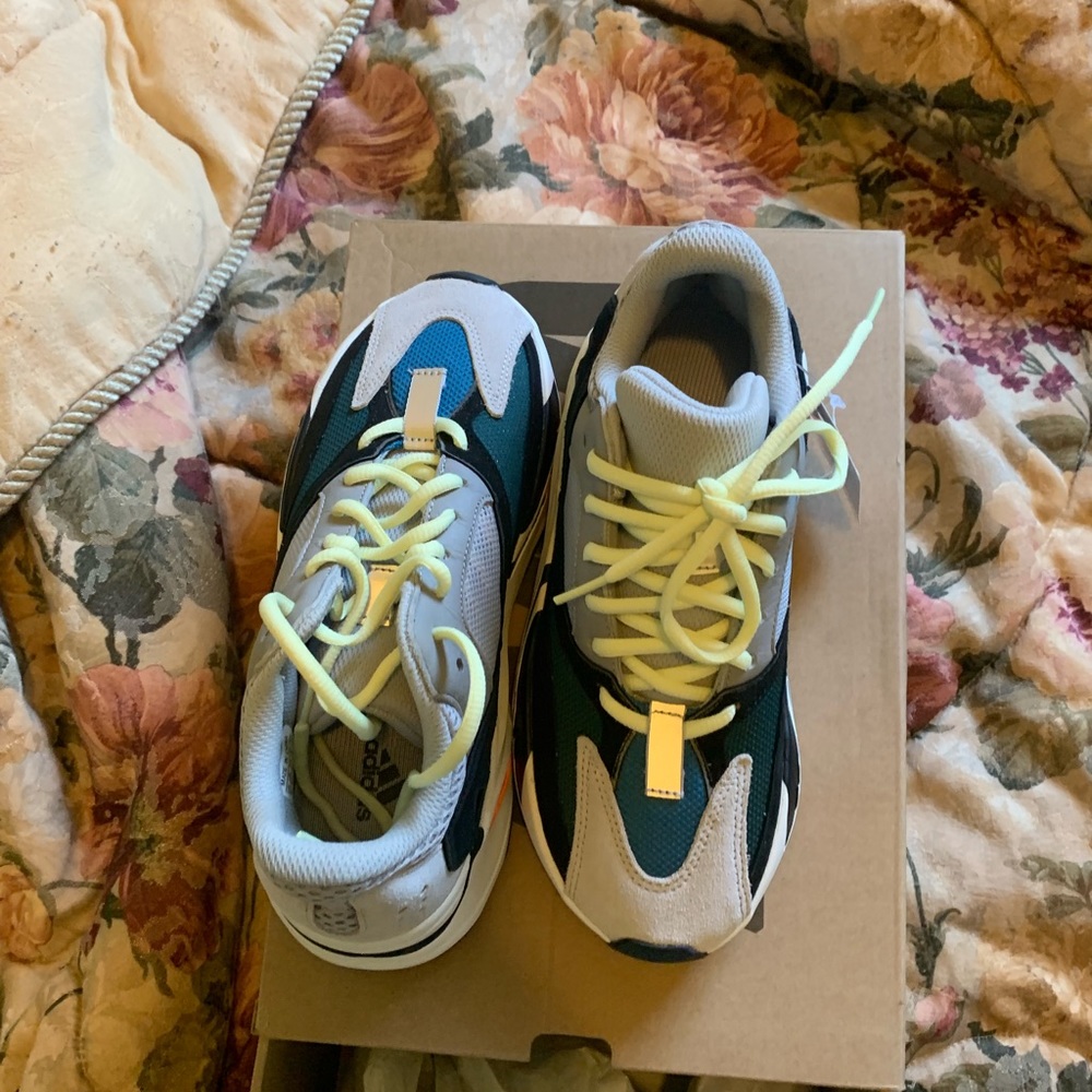 Yeezy Wave runners size 6